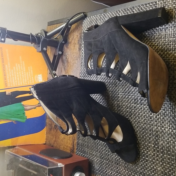 Marc Fisher caged black velvet pump - Picture 4 of 7